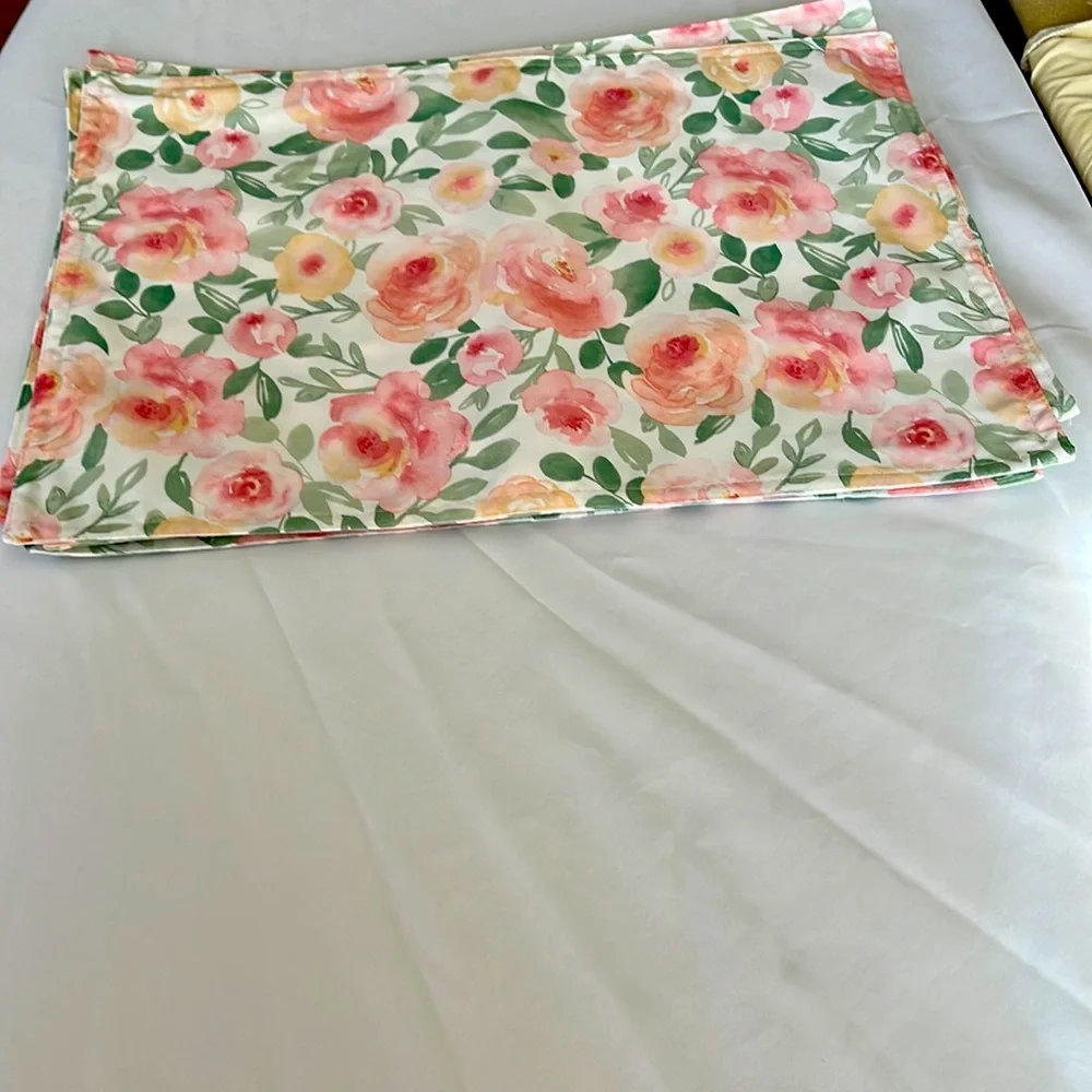 Five round table clothes - Picture 1 of 1